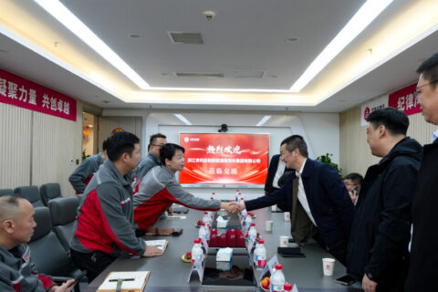 吉利商用车集团莅临人生就是博物流进行交流